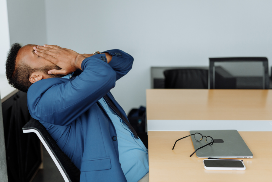 assis au travail